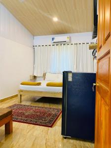 a small bedroom with a bed in a room at SORANTTO ESCAPES in Anjuna