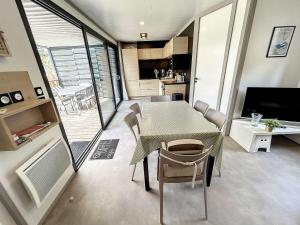 Kuchnia lub aneks kuchenny w obiekcie Chalet de standing, 7 couchages, piscine chauffée, proche plage et commerces, WIFI inclus - FR-1-361-463