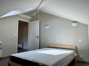 um quarto branco com uma cama num sótão em Appartement Urrugne, 3 pièces, 5 personnes - FR-1-239-931 em Urrugne