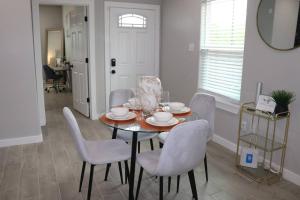 een eetkamer met een tafel en witte stoelen bij 3BR Newly Built Home in Houston, TX in Houston