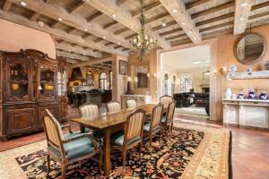 - une salle à manger avec une table et des chaises en bois dans l'établissement Historic Chateau at La Caille, à Sandy
