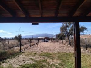 una vista desde una ventana de un camino de tierra en Casa el Benteveo en San Luis