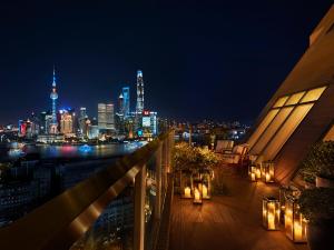 uma vista para o horizonte da cidade à noite em The Shanghai EDITION em Xangai