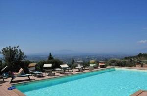 basen z leżakami i widokiem w obiekcie Nettes Appartement in Mignana mit gemeinsamem Pool und Panoramablick w mieście Vinci