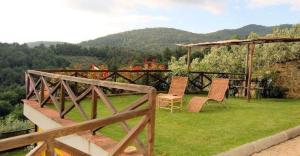 a patio with two chairs and a gazebo at Nettes Appartement in Mignana mit gemeinsamem Pool und Panoramablick in Vinci