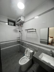 a bathroom with a toilet and a sink at Sweet Garden Homestay in Xuân Sơn