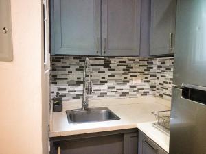 a kitchen with a sink and blue cabinets at Disfruta y siéntete como en casa in San Miguel