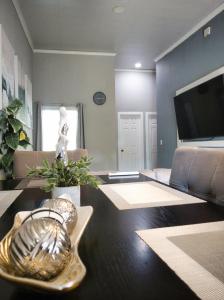 a living room with a couch and a television at Disfruta y siéntete como en casa in San Miguel