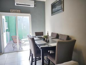 a dining room with a table and chairs at Disfruta y siéntete como en casa in San Miguel +18 photos