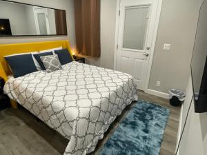 Llit o llits en una habitació de Sunset Dream Cottage