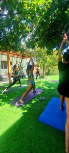 een groep mensen die yoga doen in een park bij Breeze Floripa - Campeche in Florianópolis