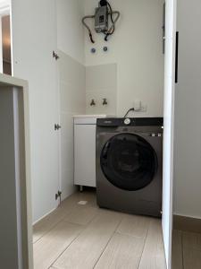 a laundry room with a washing machine in it at Apartamento en Panama in Panama City