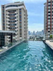 a swimming pool on top of a building with buildings at Apartamento en Panama in Panama City