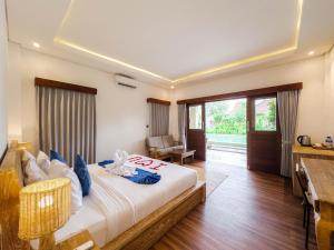 Ubud Shanti Rice Field House By Supala في أوبود: غرفة نوم مع سرير في غرفة مع نافذة