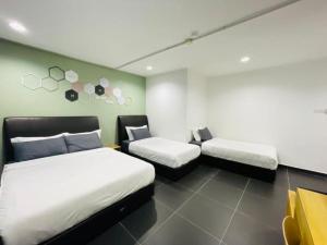 Een bed of bedden in een kamer bij Halo Rooms Hotel