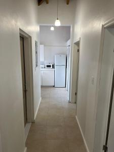 pasillo vacío de una cocina con electrodomésticos blancos en Large Modern Space, en Cedar Grove