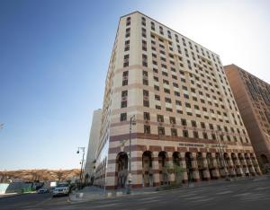 un edificio blanco alto en una calle de la ciudad en دار الإيمان الحرم - Dar Aleiman Al Haram en Medina