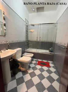 La salle de bains est pourvue de toilettes, d'un lavabo et d'une douche. dans l'établissement Este es mi Lugar, Salta Capital, à Salta