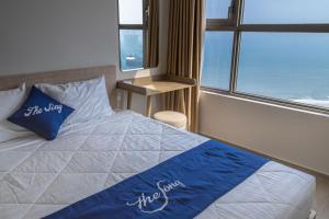 1 dormitorio con 1 cama y ventana grande en Căn Hộ Ban Công Hướng Biển - FREE HỒ BƠI VÔ CỰC - The Sóng Vũng Tàu, en Vung Tau