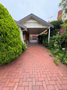 een bakstenen loopbrug voor een gebouw bij Bentleighs Magnificent Beautifully renovated and extended 1920s period family home. in Melbourne