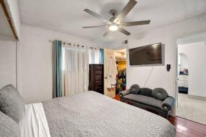 a bedroom with a bed and a ceiling fan at Bello condominio con vista al mar, jacuzzi interno in Galveston