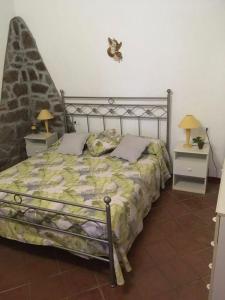 ein Schlafzimmer mit einem Bett und zwei Nachttischen mit Lampen in der Unterkunft Unabhaengige Wohnung in Calasetta mit Grill, Terrasse und Garten in Calasetta