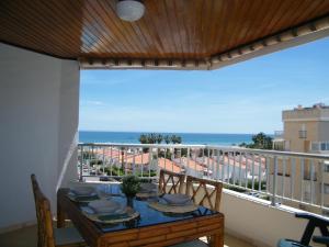 balcón con mesa y vistas al océano en Apartamento Playa de Gandía, 3 dormitorios, 7 personas - ES-314-8 en Gandía