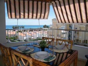 balcón con mesa y vistas al océano en Apartamento Playa de Gandía, 3 dormitorios, 7 personas - ES-314-8 en Gandía