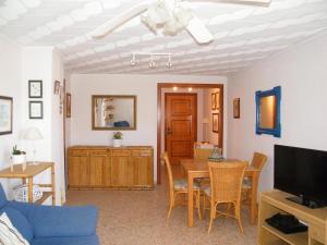 sala de estar con mesa y TV en Apartamento Playa de Gandía, 3 dormitorios, 7 personas - ES-314-8 en Gandía