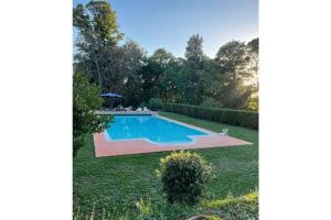 - une piscine au milieu d'une cour dans l'établissement Beautiful apartment in Tuscany, à Fauglia