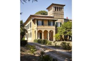 une grande maison avec une tour en haut dans l'établissement Beautiful apartment in Tuscany, à Fauglia