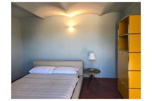 - une chambre avec un lit et une table avec une lampe dans l'établissement Beautiful apartment in Tuscany, à Fauglia