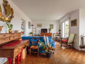 sala de estar con sofá azul y sillas en Appartement Ciboure, 4 pièces, 6 personnes - FR-1-4-687, en Ciboure