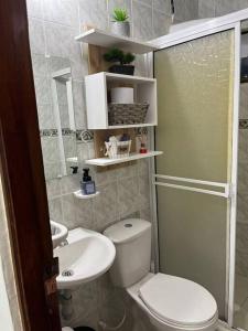 La petite salle de bains est pourvue de toilettes et d'un lavabo. dans l'établissement Apartamento céntrico en Cartagena, à Carthagène des Indes
