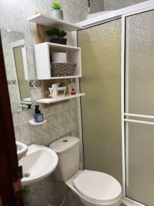 La salle de bains est pourvue de toilettes, d'un lavabo et d'une douche. dans l'établissement Apartamento céntrico en Cartagena, à Carthagène des Indes