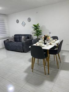 - un salon avec une table, des chaises et un canapé dans l'établissement Apartamento céntrico en Cartagena, à Carthagène des Indes