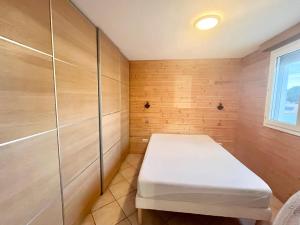 eine Sauna mit einer weißen Bank in einem Zimmer in der Unterkunft Appartement Le Grau-du-Roi, 3 pièces, 4 personnes - FR-1-716-66 in Le Grau-du-Roi