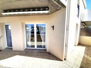 Photo de la galerie de l'établissement Appartement charmant près de la plage avec garage et terrasse - Idéal pour famille et amis - FR-1-392-233, à La Turballe