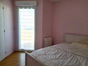 Photo de la galerie de l'établissement Appartement charmant près de la plage avec garage et terrasse - Idéal pour famille et amis - FR-1-392-233, à La Turballe