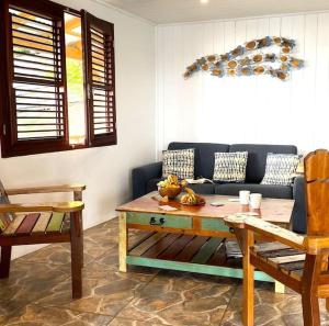 - un salon avec un canapé et une table dans l'établissement Villa Vue Marine, au Diamant