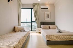 een slaapkamer met 2 bedden en een groot raam bij Shamelin Star Spacious Home 8pax3BR InfinityPool 中文 in Kuala Lumpur
