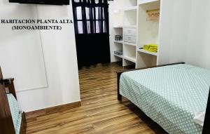 Cette chambre dispose d'un lit et de parquet. dans l'établissement Este es mi Lugar, Salta Capital, à Salta