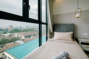een slaapkamer met een bed en een groot raam bij Shamelin Star Spacious Home 8pax3BR InfinityPool 中文 in Kuala Lumpur