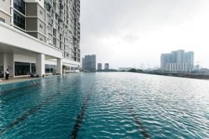 een grote plas water naast een gebouw bij Shamelin Star Spacious Home 8pax3BR InfinityPool 中文 in Kuala Lumpur