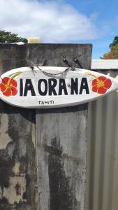 una tabla de surf en una pared con el wordarma en ella en MOTU NONO HOUSE, en Afaahiti