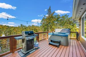 un barbecue e una terrazza di Summer's Ultimate Escape! Cabin-Hot Tub-Cozy-Views-Minutes2Fun a Sevierville