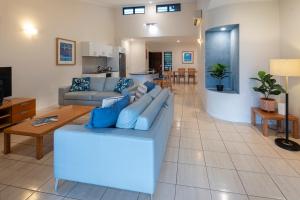 Posezení v ubytování Anchorage Apartments on Hamilton Island by HIHA
