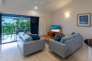TV a/nebo společenská místnost v ubytování Anchorage Apartments on Hamilton Island by HIHA