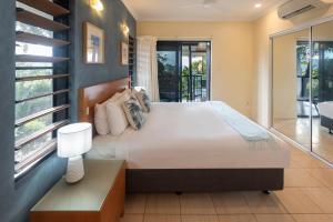 Postel nebo postele na pokoji v ubytování Anchorage Apartments on Hamilton Island by HIHA