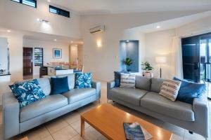 Posezení v ubytování Anchorage Apartments on Hamilton Island by HIHA